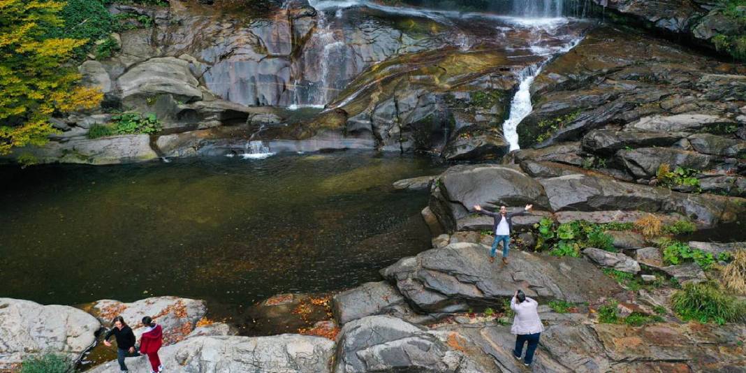 Fay kırığının mucizevi sonucu: Suuçtu Şelalesi! Sonbahar renklerine büründü: Akın akın ziyaretçileri ağırlıyor 3